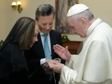 Papa Francisco abençoando as alianças de “Palito” Ortega e Evangelina Salazar. Fotos: L'Osservatore Romano.