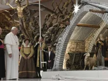 Papa Francisco contempla o presépio de Natal na Sala Paulo VI.