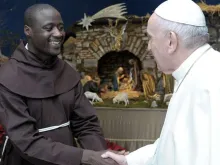 Papa Francisco com frei Peter Tabichi.