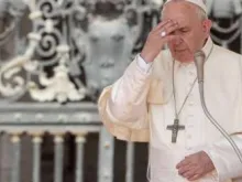 Imagem referencial: Papa Francisco reza no Vaticano.