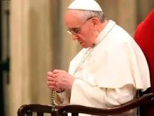 Papa Francisco rezando o terço em 2016.