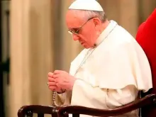 Papa Francisco rezando o terço