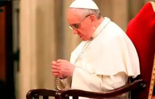 Papa Francisco rezando o terço