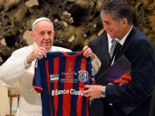 Papa Francisco recebe a camisa do San Lorenzo quando foi campeão da Copa Libertadores.