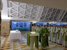 Papa Francisco na capela da Casa Santa Marta.