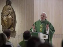 Papa Francisco na capela da Casa Santa Marta.