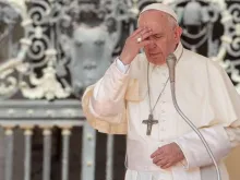 Papa Francisco faz o sinal da cruz.