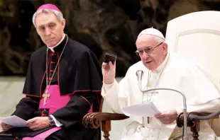 Papa Francisco mostra sua Via Sacra de bolso na Audiência Geral.