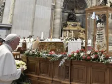 O Papa Francisco reza diante da imagem da Virgem de Loreto 
