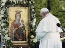 Imagem referencial. Papa Francisco em oração.