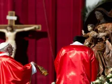 Papa incensa a imagem mariana presente na Missa do Domingo de Ramos hoje no Vaticano.