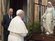 O Papa Francisco abençoa a imagem da Virgem.