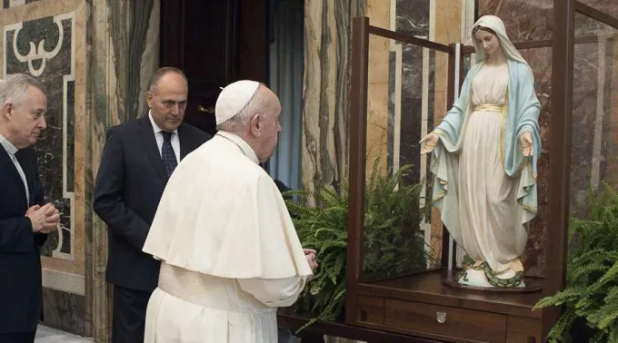 PapaFrancisco_VirgenMedallaMilagrosa_11nov2020_VaticanMedia.jpg ?? 