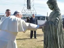 Papa abençoa a imagem da Virgem do Nascituro em Temuco, Chile.