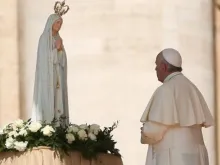 Papa Francisco diante da Virgem de Fátima, na Praça de São Pedro, em 2015.