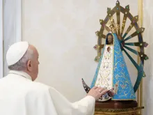 Papa Francisco diante de Nossa Senhora de Luján. (imagem referencial). Crédito: Vatican Media