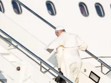 Papa Francisco sobe no avião que o levará para Moçambique.