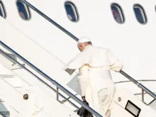 Papa Francisco subindo em avião (Imagem de arquivo