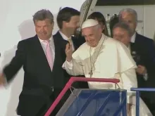Papa na porta do avião em que volta para Roma. Captura  YouTube