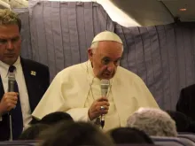 Papa Francisco na coletiva de imprensa no avião papal.