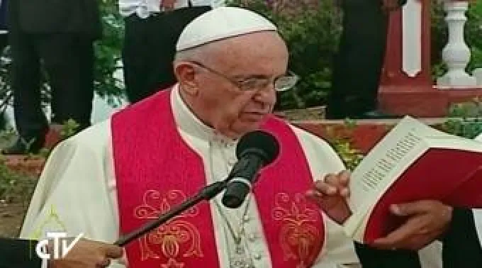 PapaFrancisco_bendiceHolguin_21092015.jpg ?? 