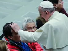 Papa abençoa um fiel. Foto referencial: Lucía Ballester (ACI Prensa)