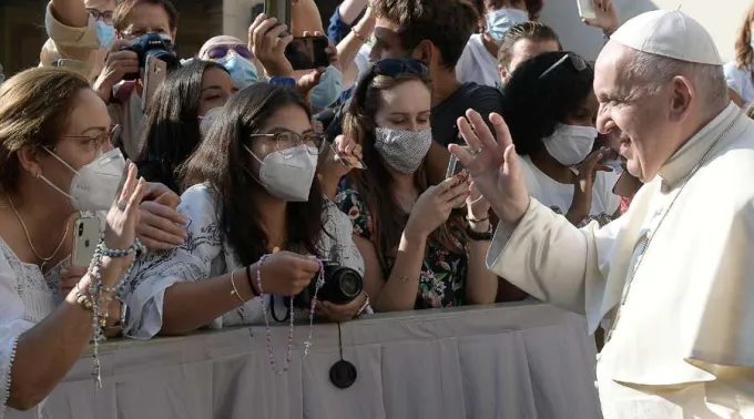 PapaFrancisco_bendicejovenesconrosario_160920_VaticanMedia.jpg ?? 