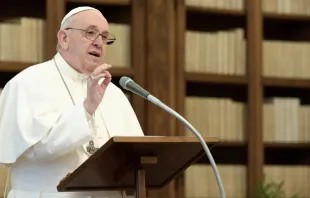 Papa Francisco na biblioteca do Palácio Apostólico do Vaticano.