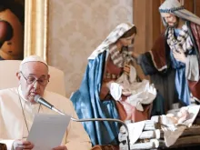 Papa Francisco na biblioteca do Palácio Apostólico do Vaticano.