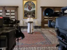 Papa Francisco diante de câmeras de TV 