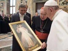 Imagem referencial. Papa Francisco com um grupo da Polônia em 2015.