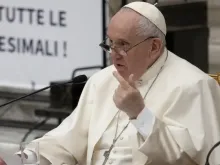 Papa Francisco discursa em simpósio sobre sacerdócio