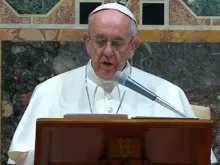 Papa Francisco pronuncia seu discurso nesta segunda-feira ante o Corpo Diplomático acreditado junto à Santa Sé. Captura Youtube