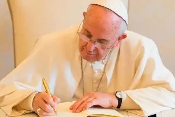 PapaFrancisco_escribiendo_VaticanMedia.jpg