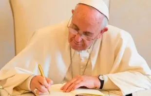 Papa Francisco escrevendo. (imagem ilustrativa).