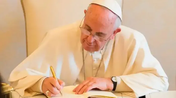 PapaFrancisco_escribiendo_VaticanMedia_1.jpg ?? 
