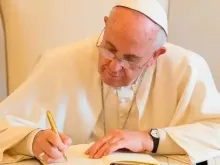 Imagem ilustrativa. Papa Francisco escrevendo. Crédito: Vatican Media