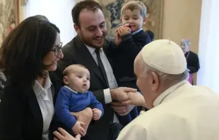 Papa Francisco com uma família no Vaticano