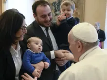 Papa Francisco com uma família no Vaticano