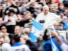Papa saúda peregrinos na Praça São Pedro em 2019