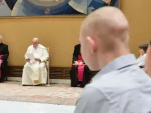 Papa Francisco saúda crianças com câncer na Polônia.