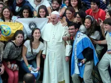 Papa Francisco com um grupo de jovens durante a JMJ Cracóvia 2016 
