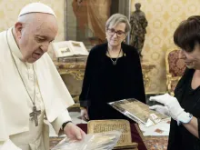 O Papa Francisco vê o livro sagrado de Qaraqosh no Vaticano.