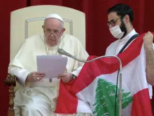 O Papa Francisco pede orações pelo Líbano.