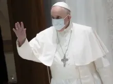 Papa Francisco chega à Sala Paulo VI do Vaticano.