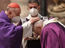 Papa Francisco recebe a imposição das cinzas.