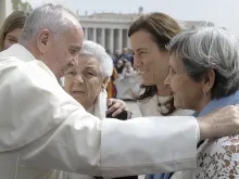 Imagem referencial. Papa Francisco cumprimenta um grupo de mulheres em 2016.