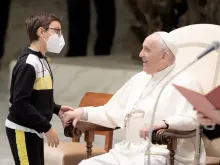 Papa Francisco recebe criança durante a Audiência Geral 