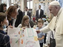 Papa Francisco com crianças da Fundação Arché 
