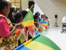 Papa Francisco recebeu um grupo de crianças da África no Vaticano ontem (29
